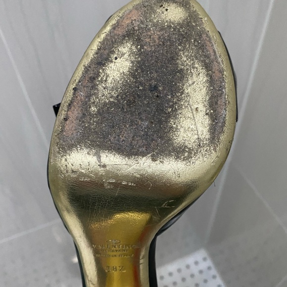 VALENTINO patent bow slides with gold sole and duster bag. - Picture 10 of 15